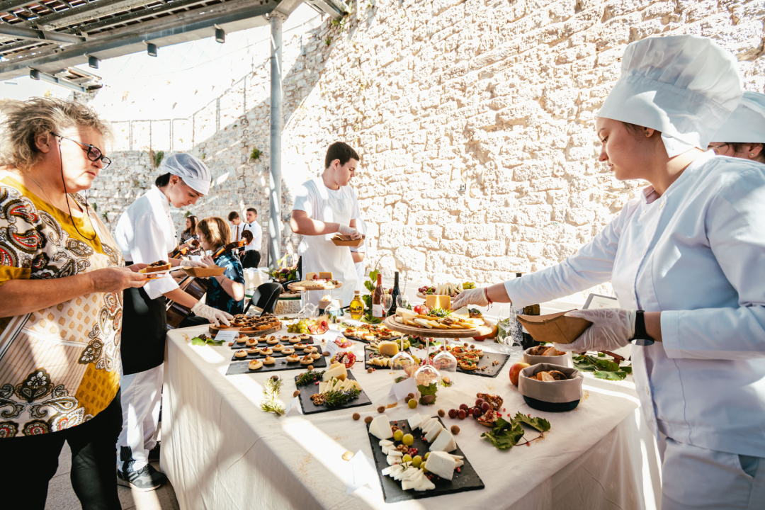 Oni su budućnost hrvatskog ugostiteljstva, učenici TUŠ-a na sv. Mihovilu pokazali kako sljubljuju sir i vino!