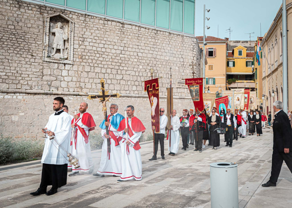 Tradicionalnom procesijom i misom Šibenčani proslavili Dan grada: Donosimo fotogaleriju 
