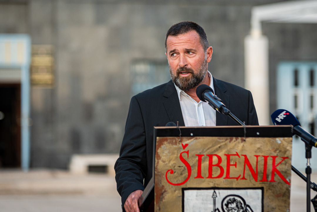 Brončana skulptura stare gradske jezgre Zvonimira Vile pred gradskom upravom: 'Uhvaćen je labirintski osjećaj grada, jedinstven za Šibenik'