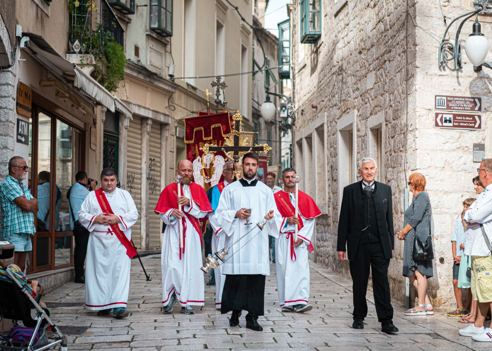 Tradicionalnom procesijom i misom Šibenčani proslavili Dan grada: Donosimo fotogaleriju 