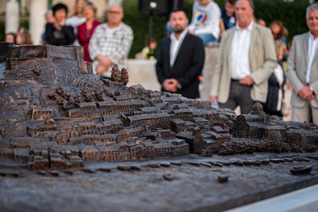 Brončana skulptura stare gradske jezgre Zvonimira Vile pred gradskom upravom: 'Uhvaćen je labirintski osjećaj grada, jedinstven za Šibenik'