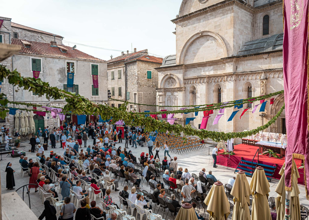 Tradicionalnom procesijom i misom Šibenčani proslavili Dan grada: Donosimo fotogaleriju 
