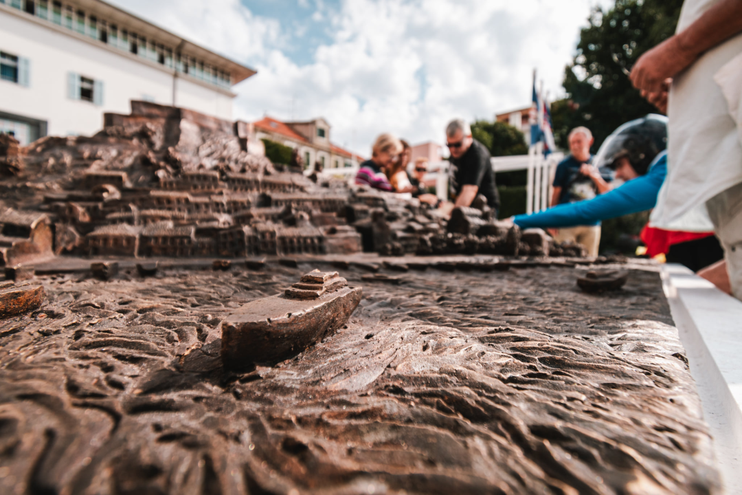 Nakon svečanog otkrivanja, uslijedilo je detaljno proučavanje: 'Dobro je to napravljeno, ali ovakva stvar treba na Poljanu' 