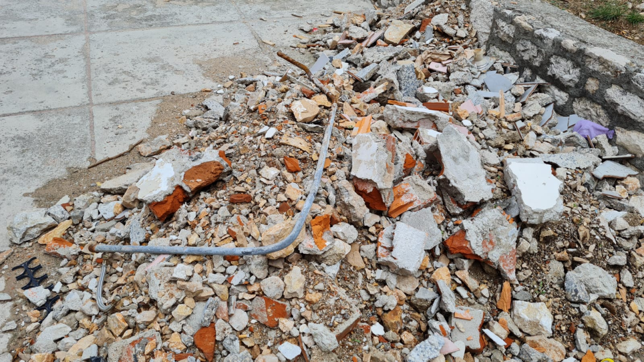 Na Baldekinu preuredili wc pa građevinski otpad bacili na trgić i tako stoji već dva tjedna