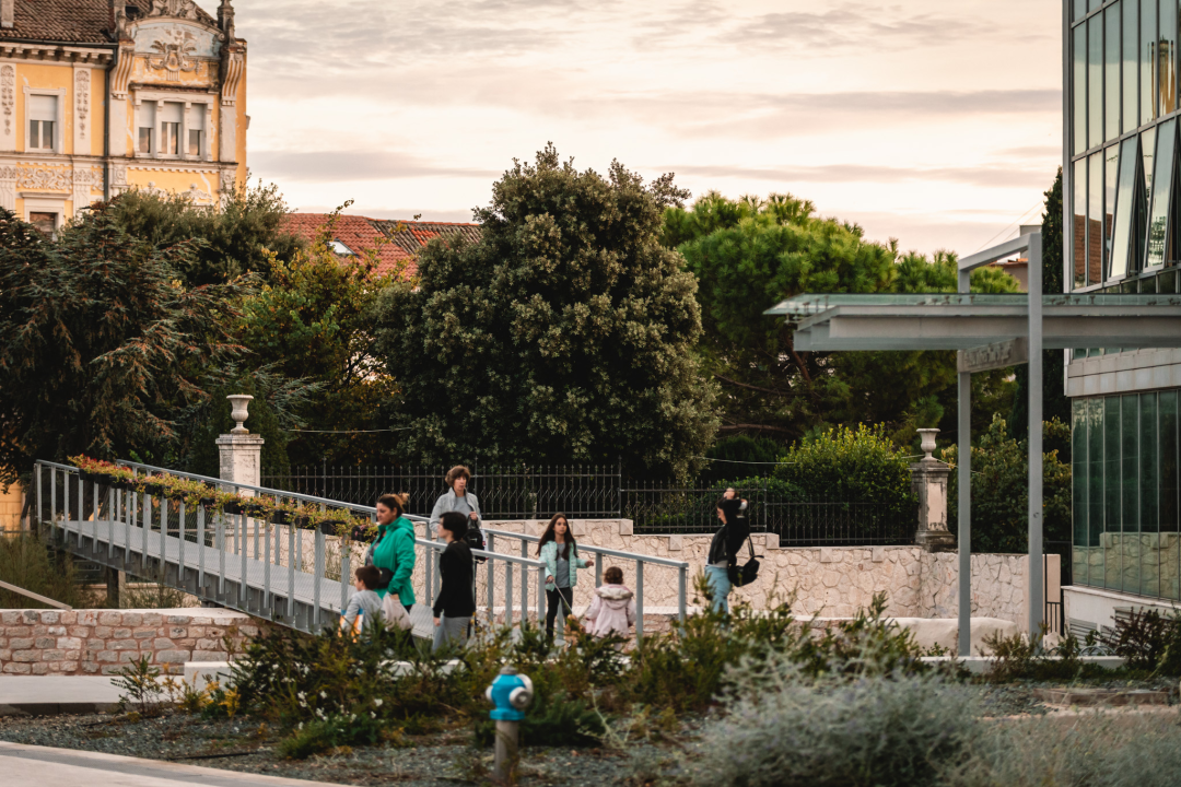 Jesenska idila u Šibeniku: Nema rijeke turista, ali grad je daleko od pustoši!