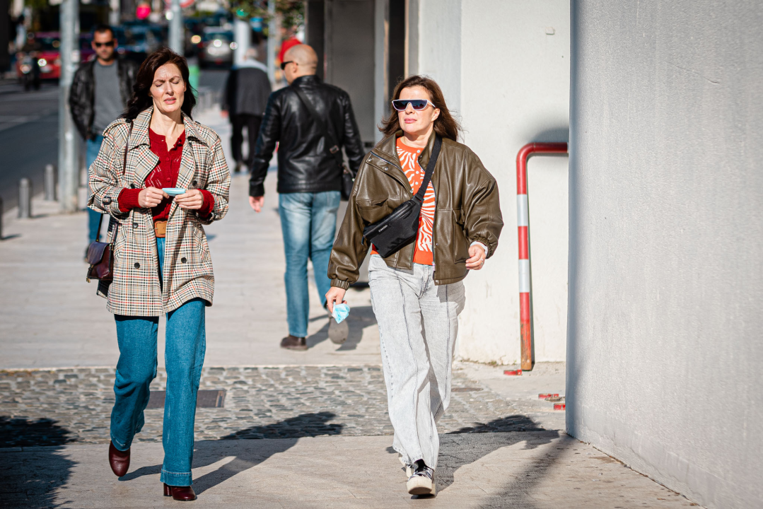 Vladarice modnog đira u šetnji gradom pokazale jesenje trendove