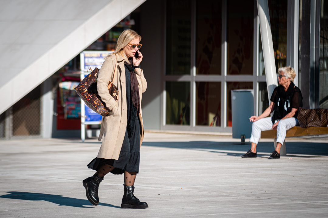 Vladarice modnog đira u šetnji gradom pokazale jesenje trendove
