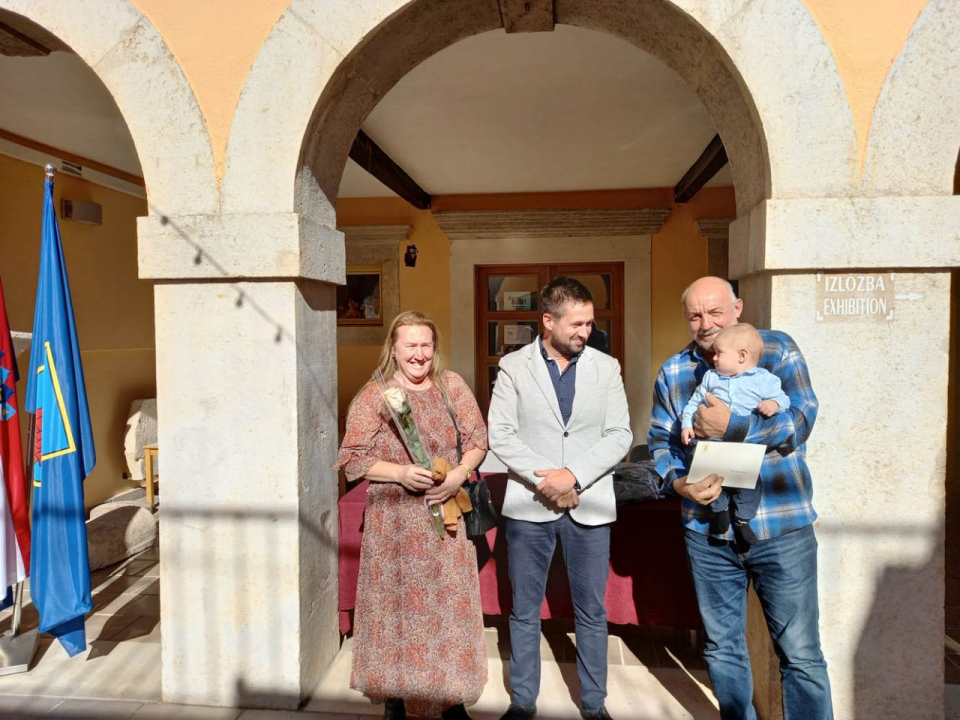 Potpore Općine Tisno za novovjenčane parove i novorođenu djecu: Po  jednu, tri, pet i sedam tisuća kuna