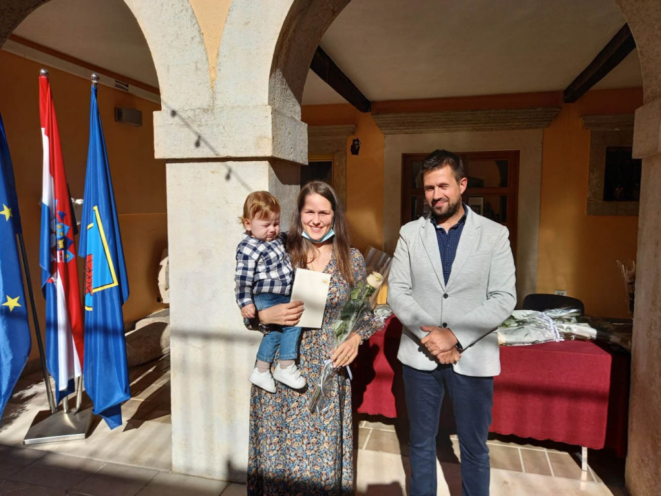 Potpore Općine Tisno za novovjenčane parove i novorođenu djecu: Po  jednu, tri, pet i sedam tisuća kuna