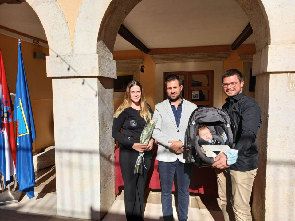 Potpore Općine Tisno za novovjenčane parove i novorođenu djecu: Po  jednu, tri, pet i sedam tisuća kuna