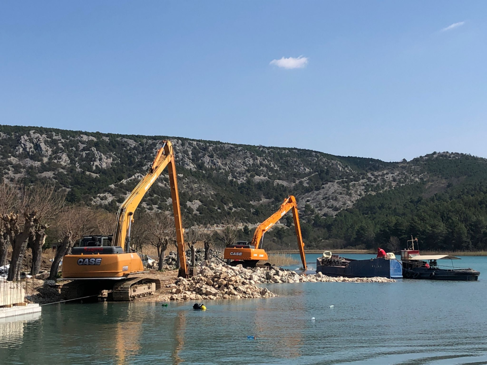 Udruga Titius Lozovac upozorava na povećan pomor ribe u Krki: 'Sve se preklapa s izvođenjem radova na plaži u Skradinu' 