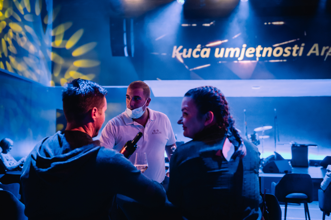 Natali Dizdar u ‘Arsenu’ u suzama otpjevala Arsenovu Zamijenit ću te gorim i proslavila 20 godina karijere