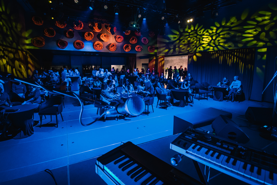 Natali Dizdar u ‘Arsenu’ u suzama otpjevala Arsenovu Zamijenit ću te gorim i proslavila 20 godina karijere