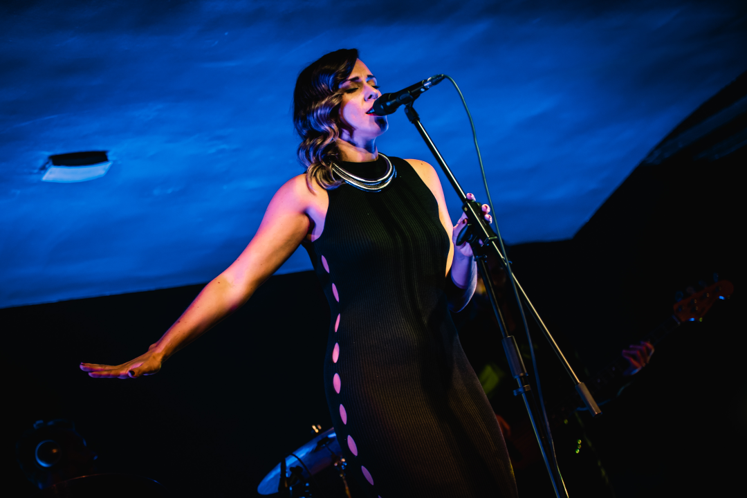 Natali Dizdar u ‘Arsenu’ u suzama otpjevala Arsenovu Zamijenit ću te gorim i proslavila 20 godina karijere