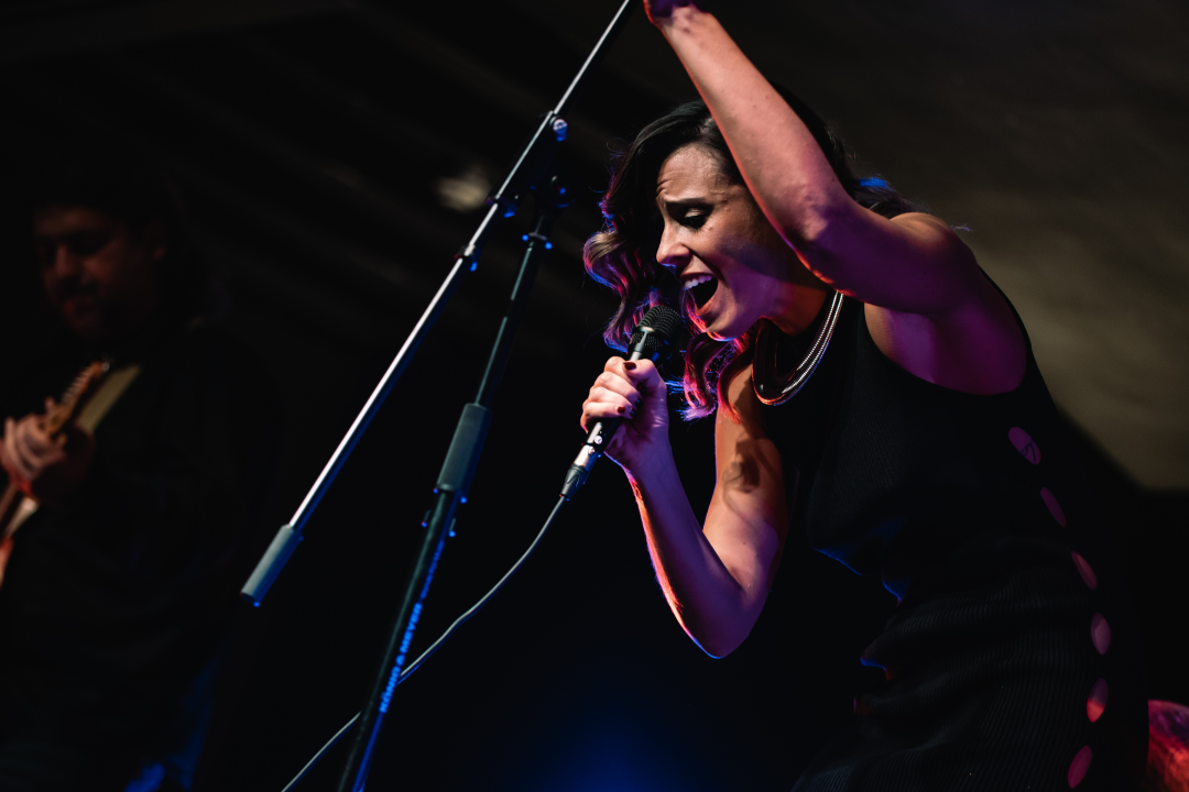 Natali Dizdar u ‘Arsenu’ u suzama otpjevala Arsenovu Zamijenit ću te gorim i proslavila 20 godina karijere