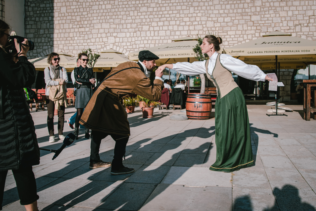 Od brudetože, priko buklije do dišpetože: Šibenski vodiči odličnom turom do suza nasmijali sugrađane 