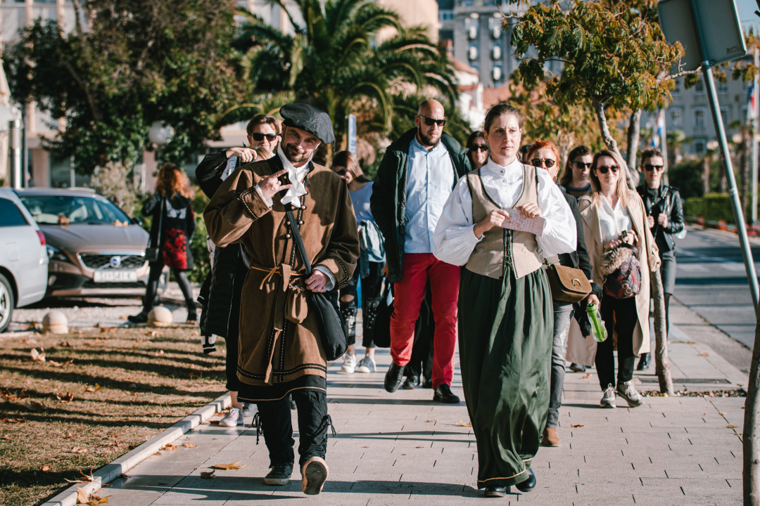 Od brudetože, priko buklije do dišpetože: Šibenski vodiči odličnom turom do suza nasmijali sugrađane 