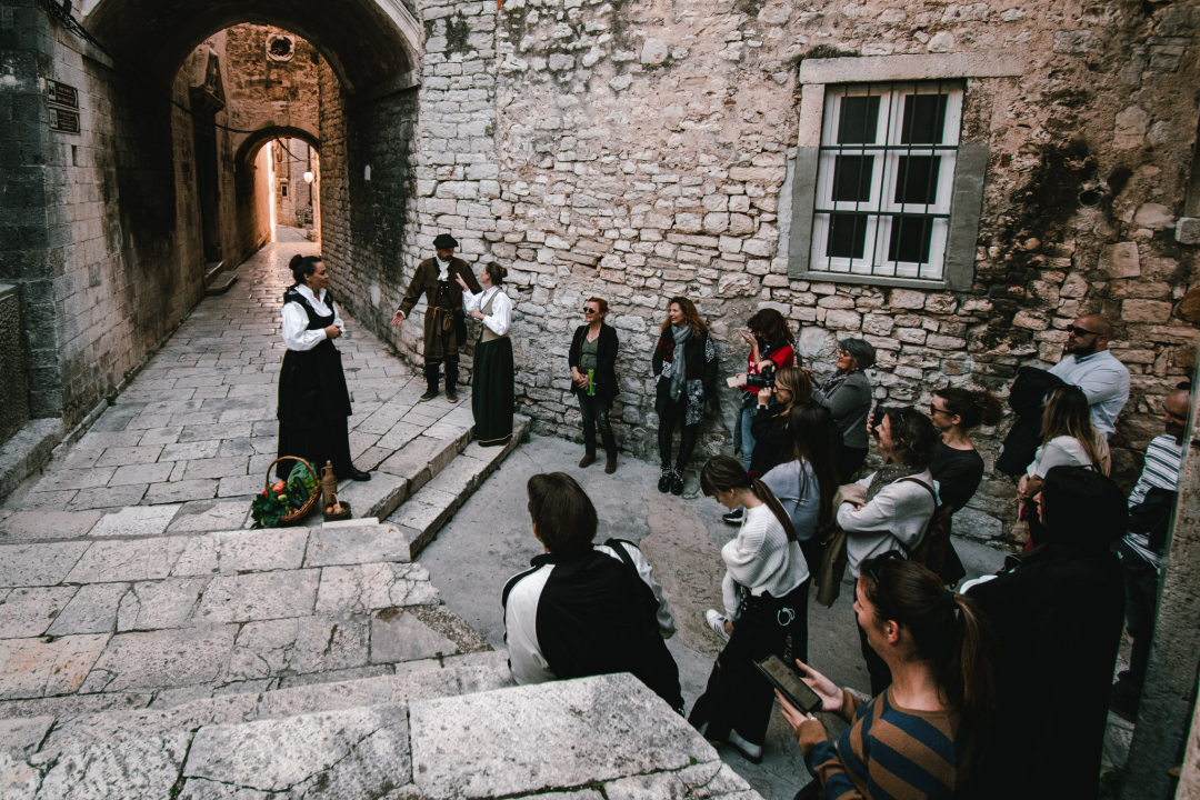 Od brudetože, priko buklije do dišpetože: Šibenski vodiči odličnom turom do suza nasmijali sugrađane 