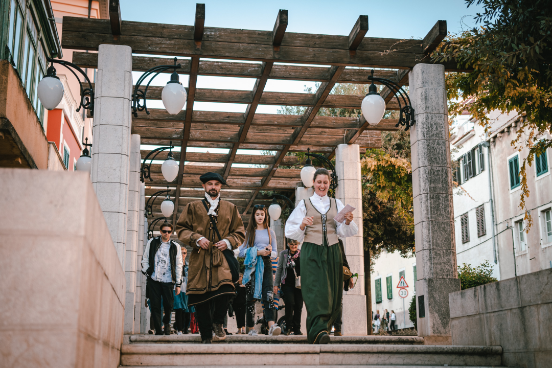 Od brudetože, priko buklije do dišpetože: Šibenski vodiči odličnom turom do suza nasmijali sugrađane 