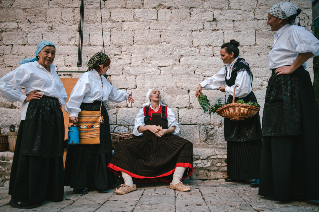 Od brudetože, priko buklije do dišpetože: Šibenski vodiči odličnom turom do suza nasmijali sugrađane 