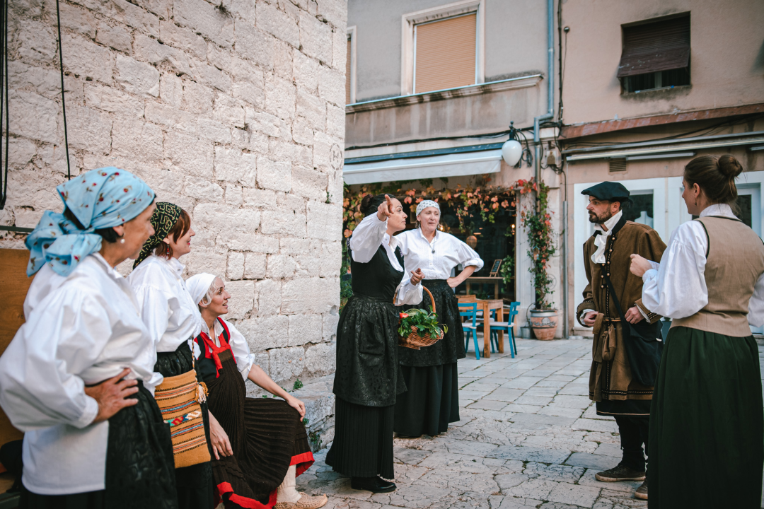 Od brudetože, priko buklije do dišpetože: Šibenski vodiči odličnom turom do suza nasmijali sugrađane 
