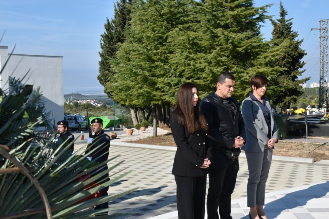 Uoči blagdana Svih svetih, položeni vijenci i zapaljene svijeće na Kvanju