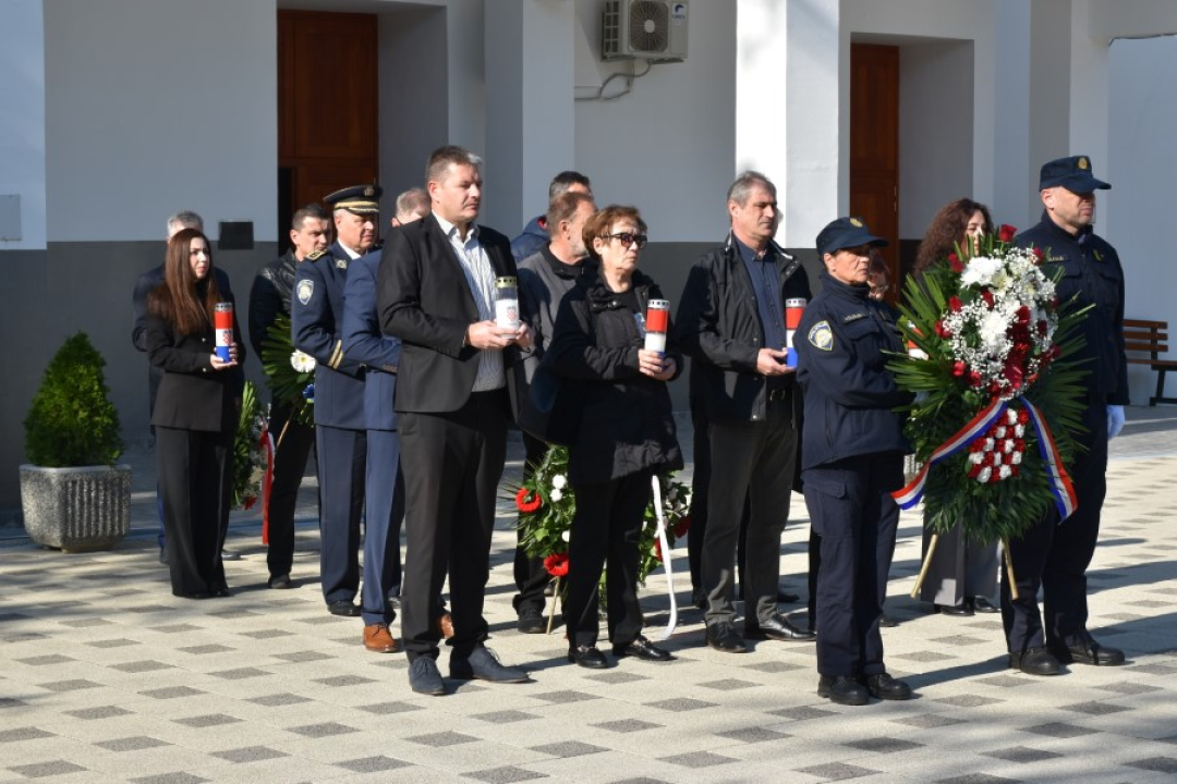 Uoči blagdana Svih svetih, položeni vijenci i zapaljene svijeće na Kvanju