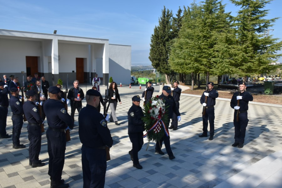 Uoči blagdana Svih svetih, položeni vijenci i zapaljene svijeće na Kvanju
