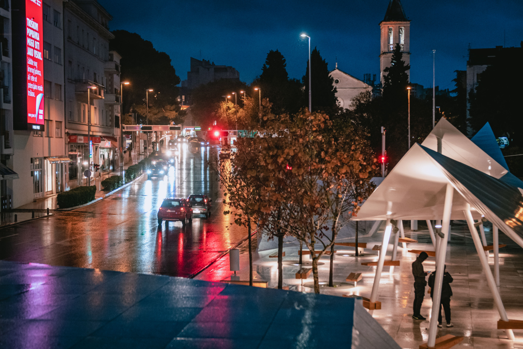 Kiša i jugo ispraznili grad: Prolaznika je malo, ali nekima ne smeta vožnja romobila po kiši