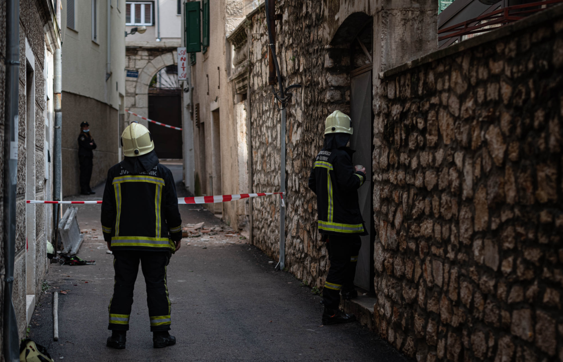 Urušila se kuća u centru Šibenika, dio pao na susjedni kafić: 'Nema većeg oštećenja, sva sreća da nitko nije stradao'
