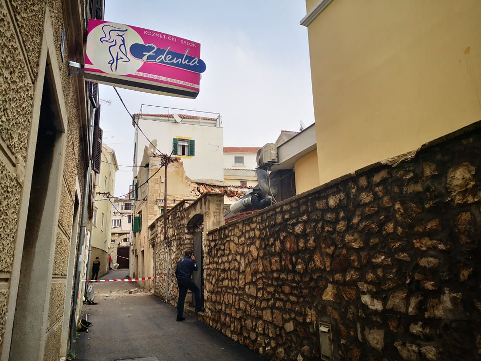 Urušila se kuća u centru Šibenika, dio pao na susjedni kafić: 'Nema većeg oštećenja, sva sreća da nitko nije stradao'