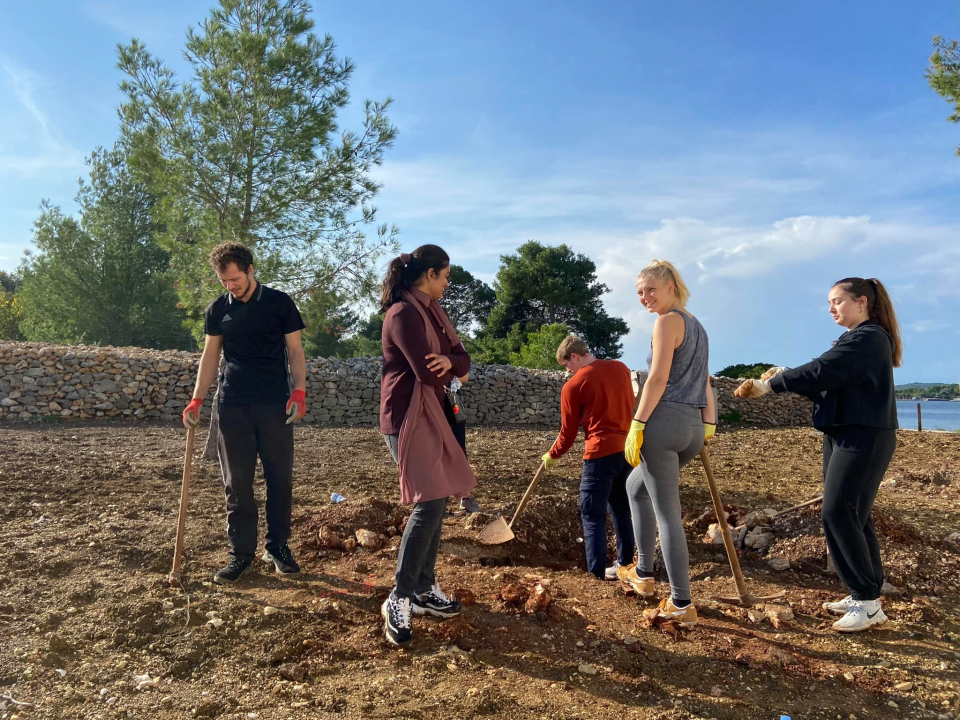 Šibenski volonteri s kolegama iz Europe zasadili mlada stabla u uvali Minerska u kanalu