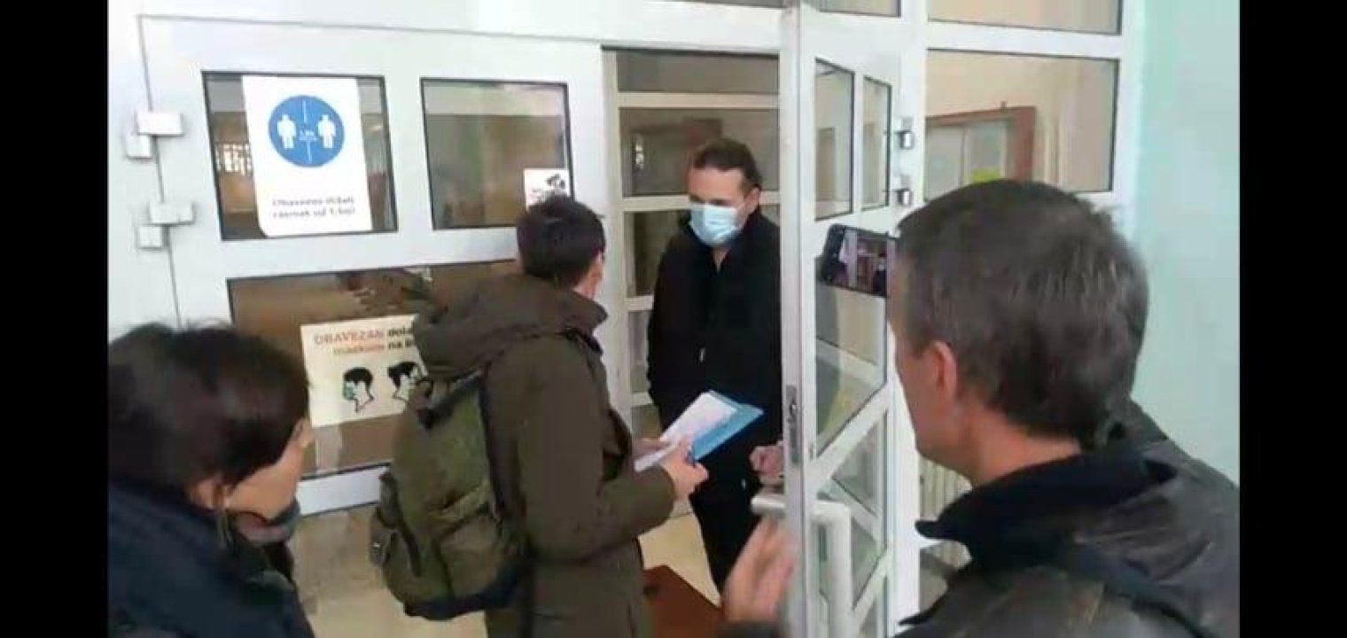 Novo 'žarište' na Vidicima: Prosvjednici od jučer 'opsjedaju' osnovnu školu, pozvana policija