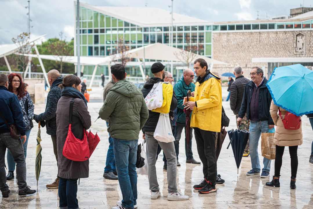 Lanac i katanac na vratima šibenske gradske uprave: 'Neka osjete kako je nama svaki dan'