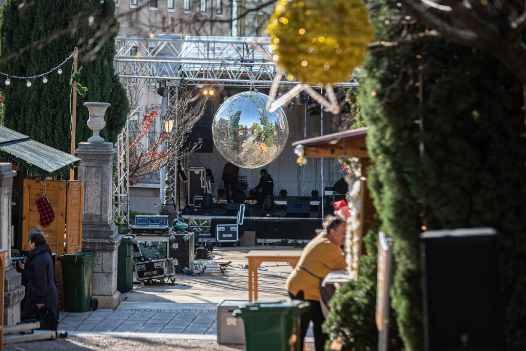 Sve je spremno za Adventuru: Kućice u đardinu otvaraju u 17,  a koncert BluVinila počinje u 20 sati 