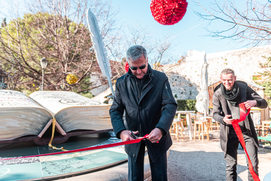 Najteže štivo u gradu: U parku otvorena 300 kila teška knjiga koju su šibenski umjetnici izrađivali više od 500 sati 