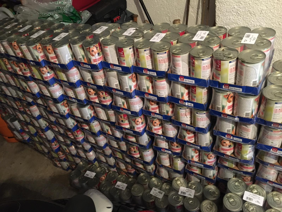 Bravo dm! Lanac drogerija kninskoj udruzi donirao dvije i pol tisuće konzervi hrane za pse!