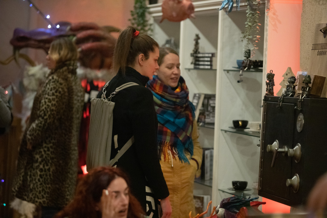 Otvoren Božićni tinel u Azimutu: Prodajna izložba u čarobnom ambijentu