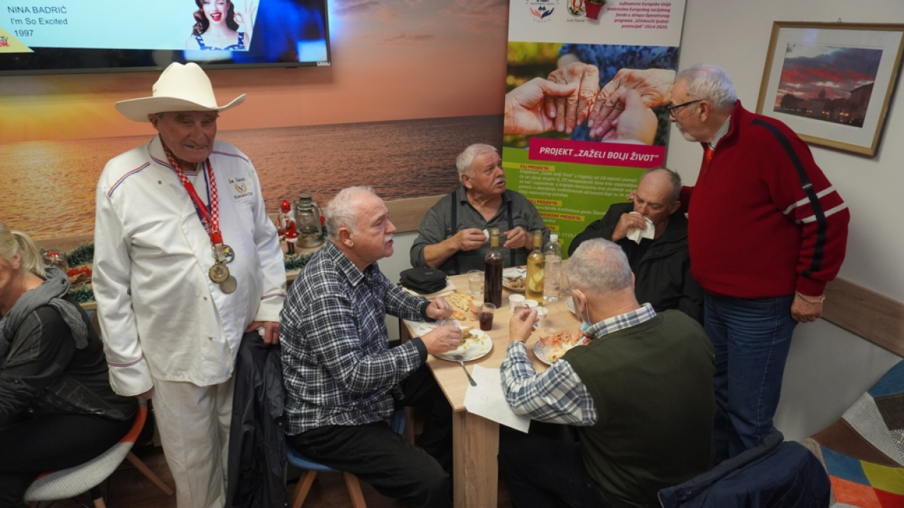 Danas se u Udruzi umirovljenika Krešimirova grada dobro jelo i pilo: Nagrađivani kuhar priredio pravu gozbu