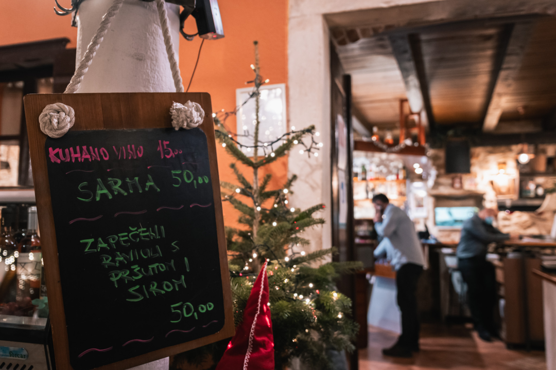 Osladite se vrhunskim delicijama iz konobe Brošćica u Tisnom!