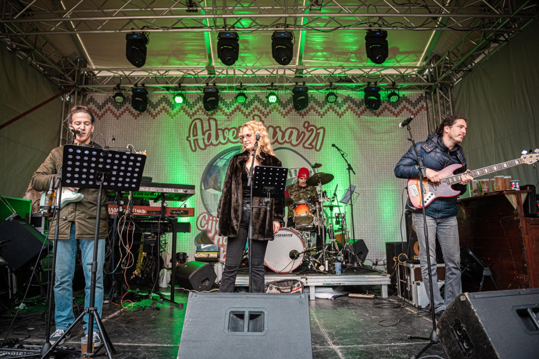 Vratilo se staro normalno na Adventuru: Fenixi, Badnjak, đardin, točno u podne