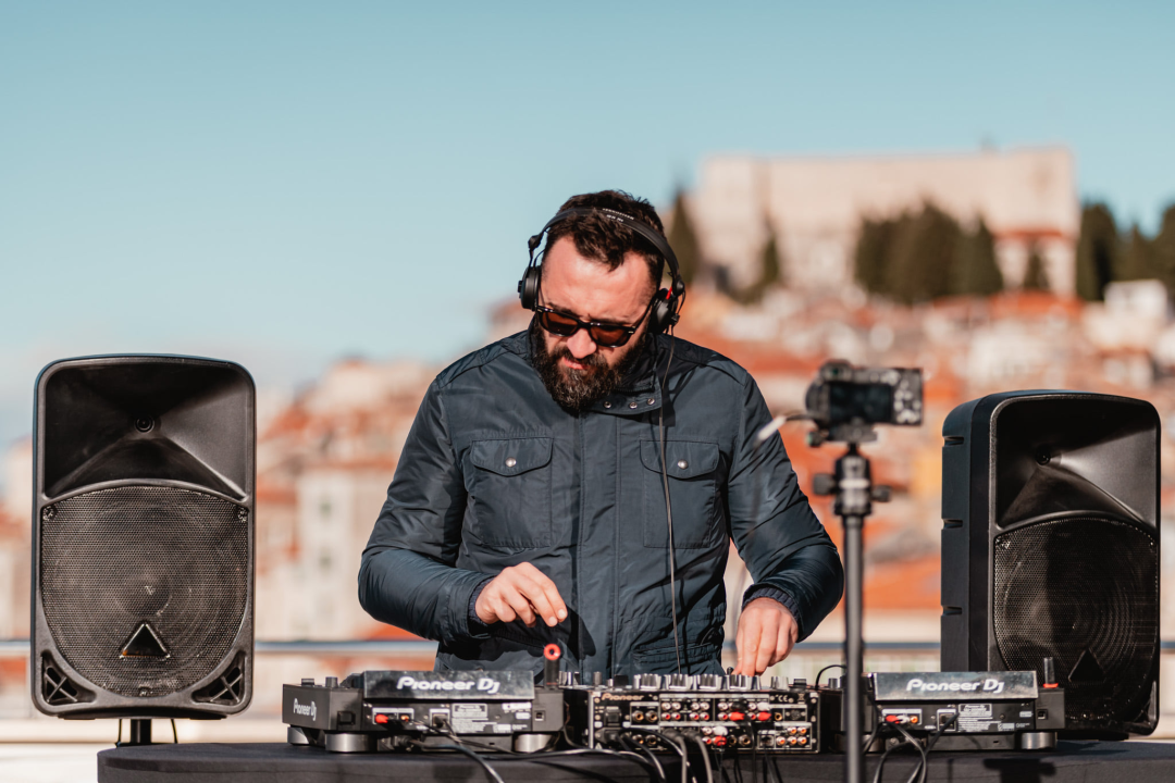 Fikcio Monger, SuggaDaddy i Bakula odličnom glazbom i nestvarnim kadrovima Šibeniku čestitali 955. rođendan!