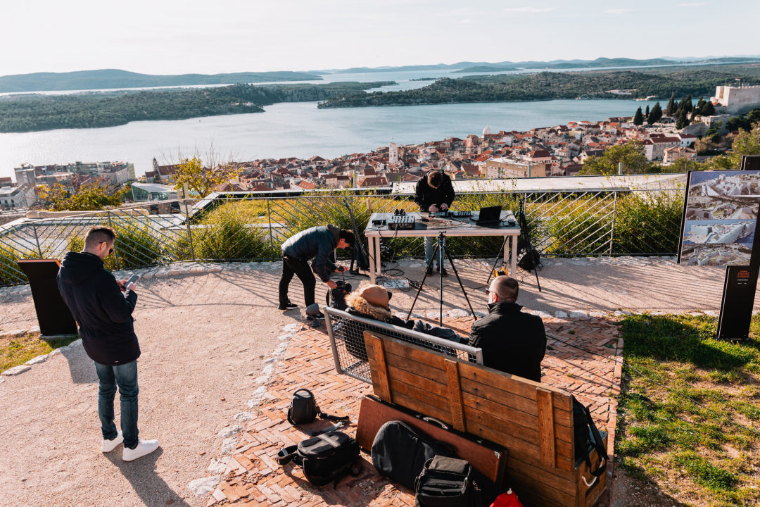 Fikcio Monger, SuggaDaddy i Bakula odličnom glazbom i nestvarnim kadrovima Šibeniku čestitali 955. rođendan!