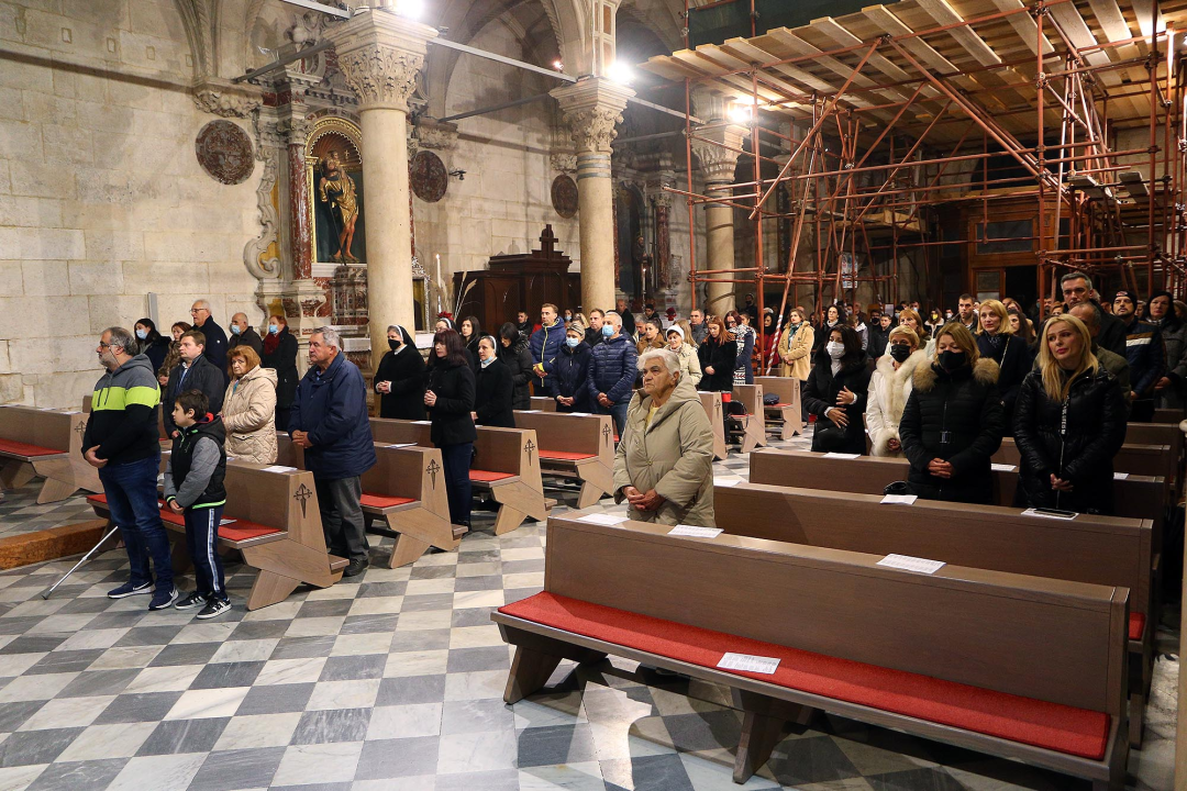 Polnoćku u katedrali predvodio biskup Tomislav Rogić, uz njega dubrovački biskup Roko Glasnović