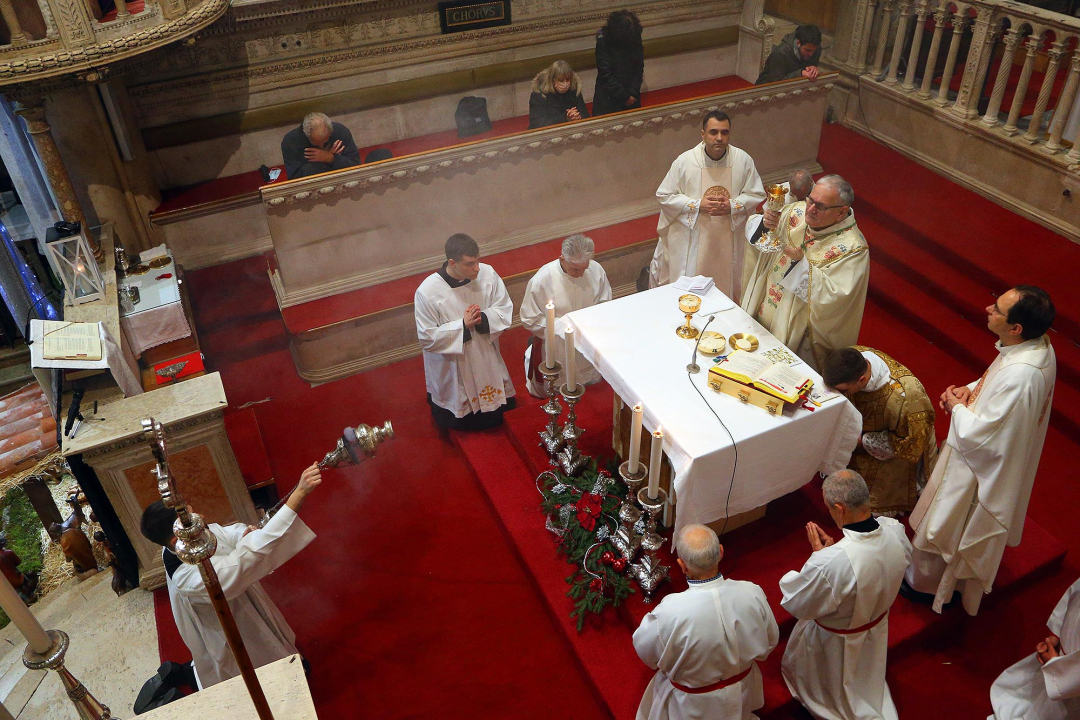 Polnoćku u katedrali predvodio biskup Tomislav Rogić, uz njega dubrovački biskup Roko Glasnović