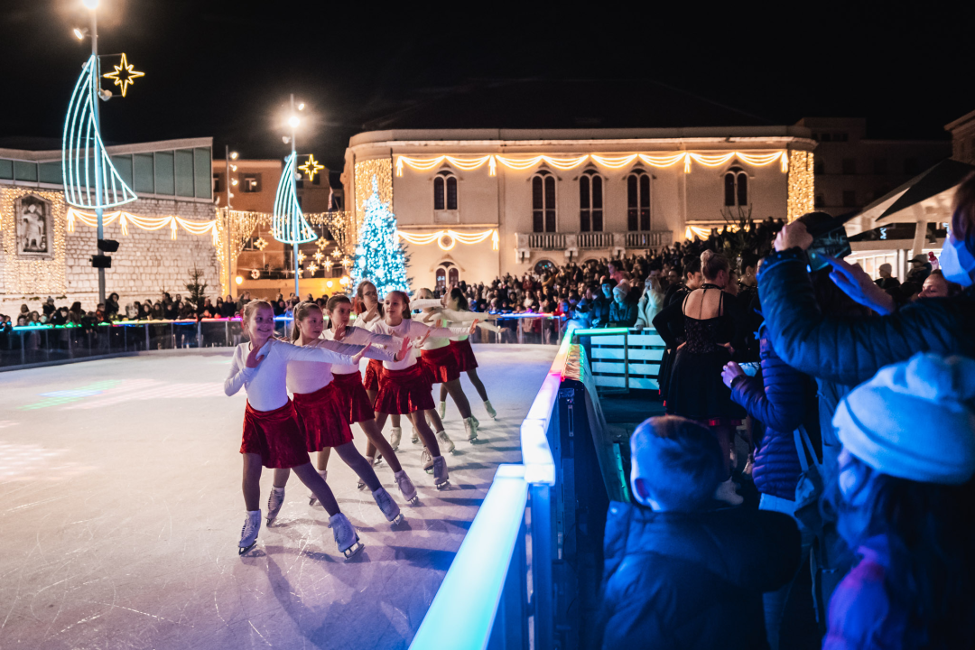 Ledeni spektakl na Vitićevom moru: Zagrebačke pahuljice očarale Adventuriste u Šibeniku 