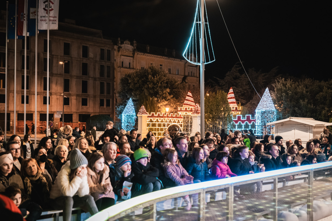 Ledeni spektakl na Vitićevom moru: Zagrebačke pahuljice očarale Adventuriste u Šibeniku 