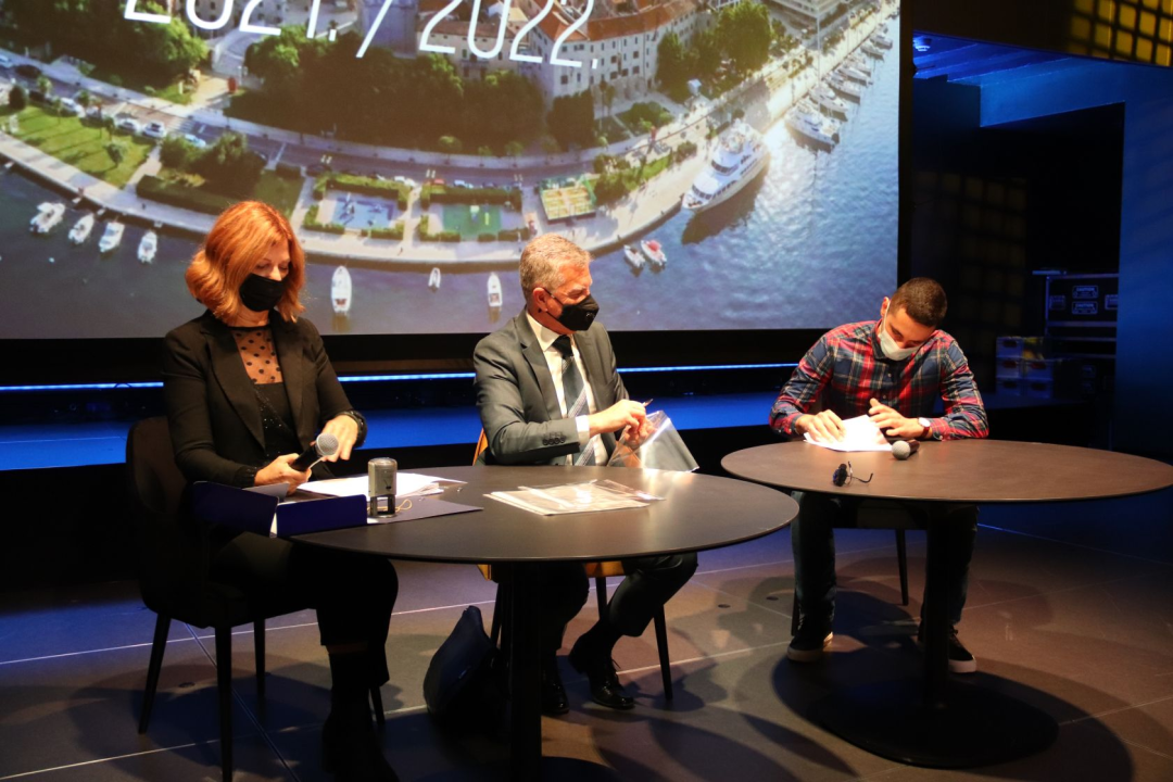 Gradonačelnik Burić u Kući umjetnosti Arsen šibenskim studentima dodijelio stipendije 