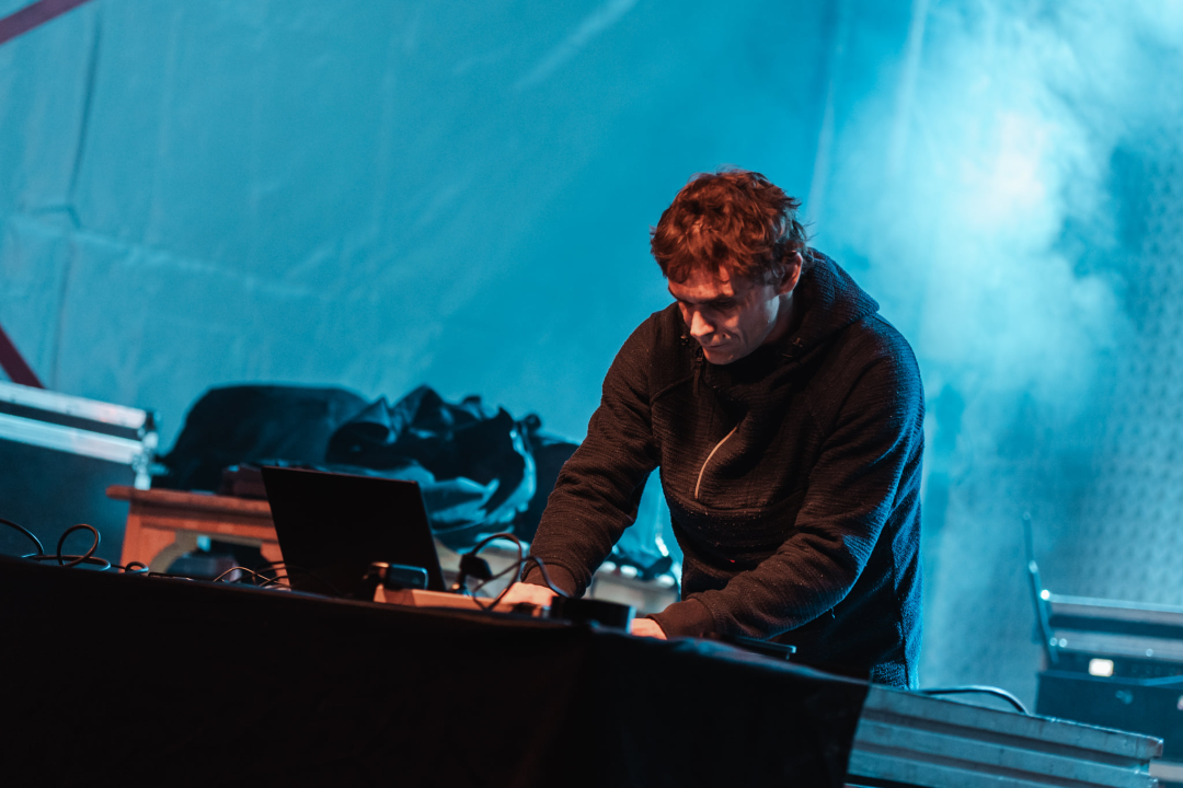 Elektronika u đardinu: Mirko Rak iliti Fikcio Monger počastio Šibenčane svojim 'full setom' na Adventuri 