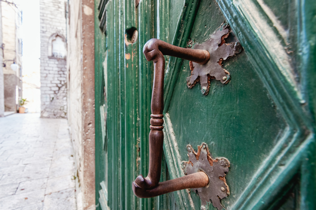 S Kalelarge skrenite u Vodičku koja je puna obnovljenih detalja, a posebnu priču kriju jedna vrata na Gorici 